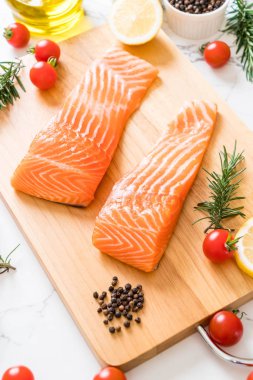 Limon domates Biberiye Biber ve tuz ile Çiğ somon fileto 