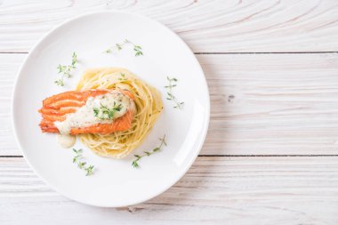 Kızarmış som balığı spagetti