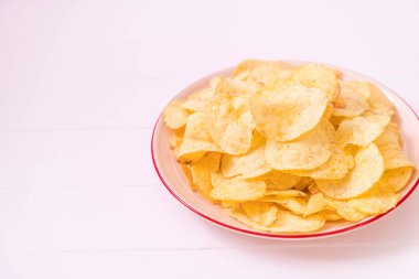 patates cipsi plaka üzerinde