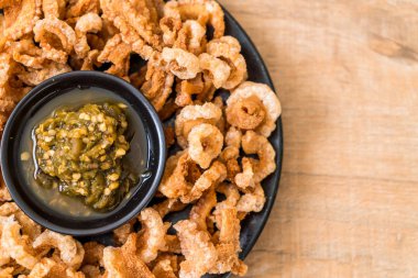 Kızarmış domuz eti rince ya da domuz eti aperatif Kuzey Tayland yeşil biber D ile