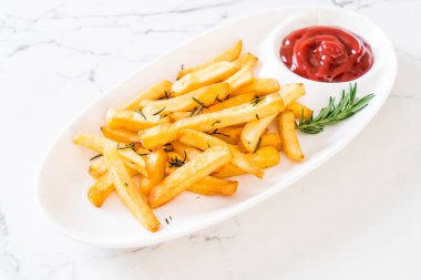 Soslu patates kızartması.