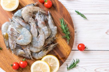 Tahtada çiğ karides ya da karides.