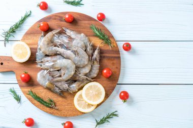 Tahtada çiğ karides ya da karides.