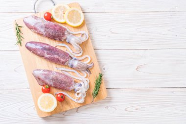 taze ahtapot veya mürekkep ahşap tahta üzerinde ham