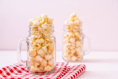 Ahşap üzerine tatlı patlamış mısır