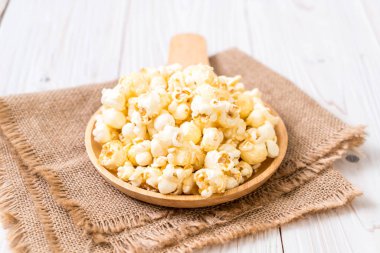 Ahşap üzerine tatlı patlamış mısır