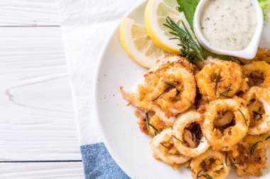 Kızarmış squids ve soslu ahtapot (kalamar)