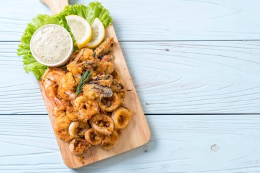 soslu kızarmış deniz ürünleri (mürekkep, karides, midye)