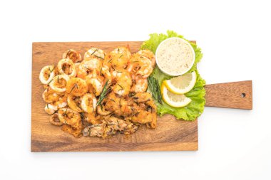 soslu kızarmış deniz ürünleri (mürekkep, karides, midye)