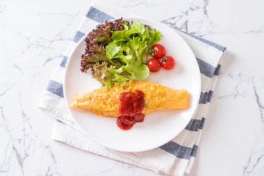 Bir omlet kaydırma aromalı Fried Rice