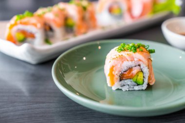 Izgara somon suşi roll