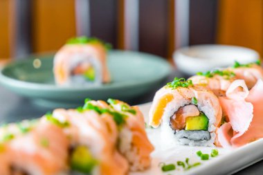 Izgara somon suşi roll