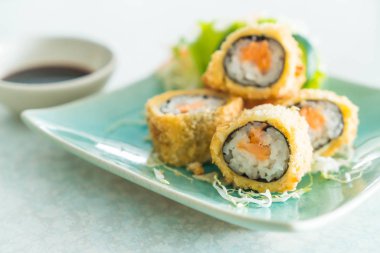 Kızarmış suşi rulo ile Somon