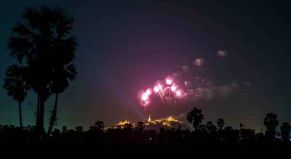 Bellissimi fuochi d'artificio sul cielo — Foto Stock