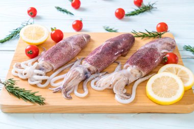 taze ahtapot veya mürekkep ahşap tahta üzerinde ham