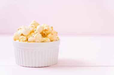 Ahşap üzerine tatlı patlamış mısır