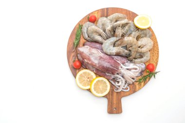 taze deniz ürünleri ham (karides, mürekkep) ahşap tahta üzerinde 