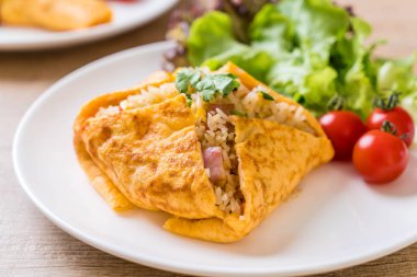 Bir omlet kaydırma aromalı Fried Rice