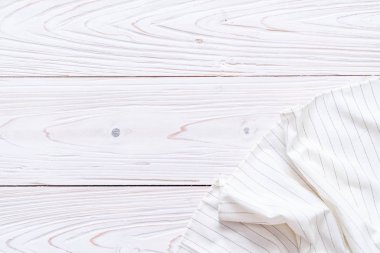 ahşap arka plan üzerinde mutfak bezi (peçete)