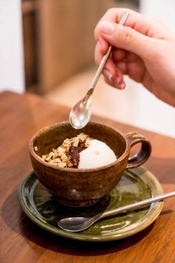 çikolata yayılması ile dondurma