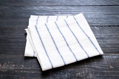 ahşap arka plan üzerinde mutfak bezi (peçete)
