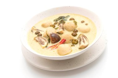 Balık topu ile yeşil köri