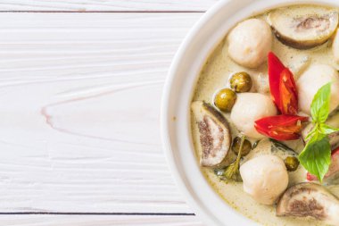 Balık topu ile yeşil köri