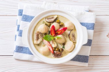 Balık topu ile yeşil köri