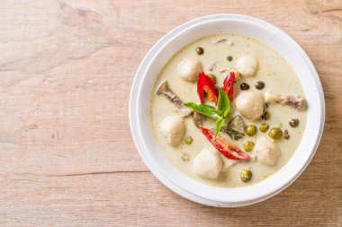 Balık topu ile yeşil köri