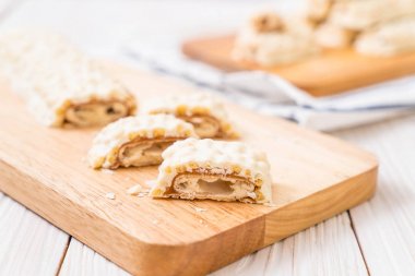 beyaz çikolata karamel ve gevrek gevrek bar ile