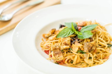 Tavada kızartılmış spagetti ve kurutulmuş gurami