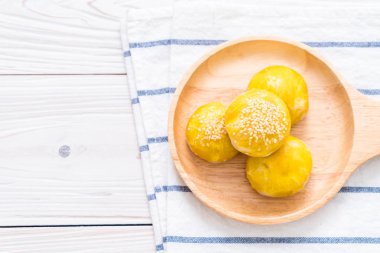 Çin böreği veya moon kek mung fasulye ezmesi ve tuz ile doldurulmuş