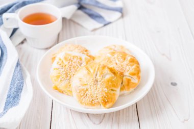 Asya tarzı ev yapımı elma pasta 