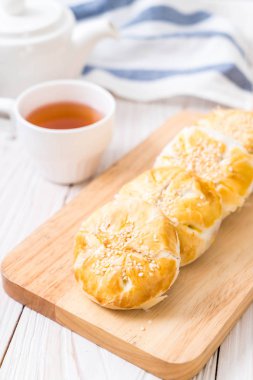 Asya tarzı ev yapımı elma pasta 