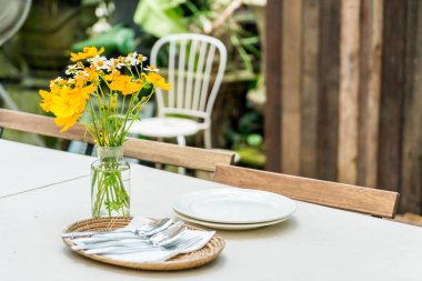 yemek masada vazoda çiçek