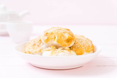 Asya tarzı ev yapımı elma pasta 