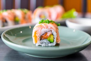 Izgara somon suşi roll