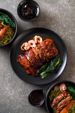 Kızarmış ördek masada.