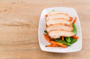 Yeşil bezelye ve havuç ile ızgara tavuk