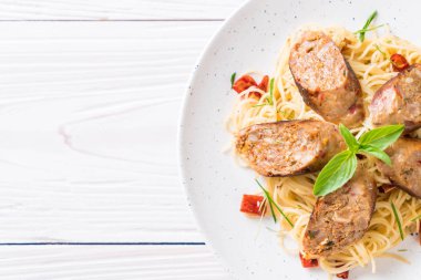 Sai Aua (Notrhern Tay baharatlı sucuk ile tavada kızartılmış spagetti)