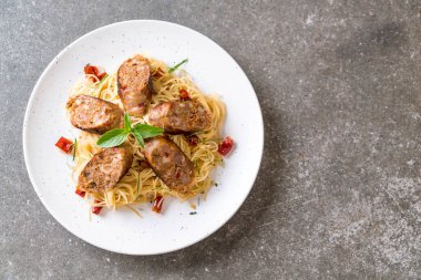 Sai Aua (Notrhern Tay baharatlı sucuk ile tavada kızartılmış spagetti)