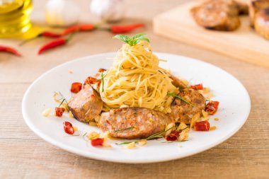 Sai Aua (Notrhern Tay baharatlı sucuk ile tavada kızartılmış spagetti)