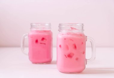 pembe çilek milkshake
