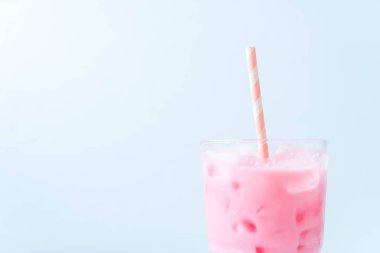 pembe çilek milkshake