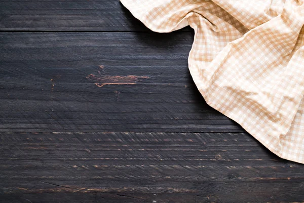 木材の背景の上にキッチン布 (ナプキン) — ストック写真