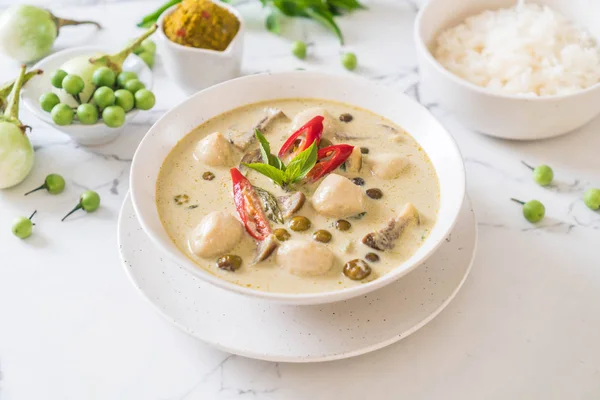 Curry verde con bola de pescado — Foto de Stock