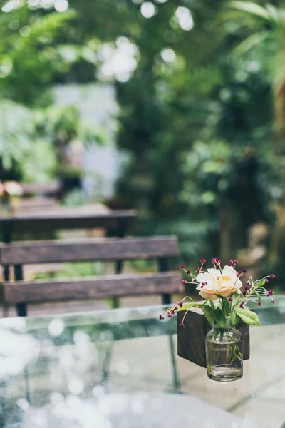 Vazo dekorasyonu yemek masada çiçek — Stok fotoğraf
