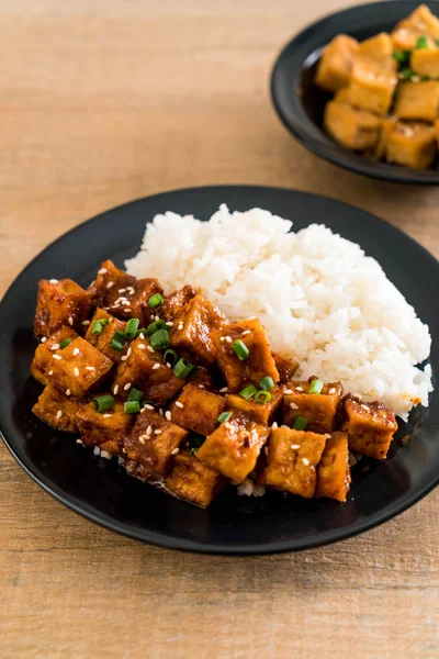 Mieszać smażone tofu z pikantnym sosem na ryżu — Zdjęcie stockowe