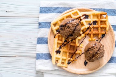 Çikolatalı dondurma waffle ile