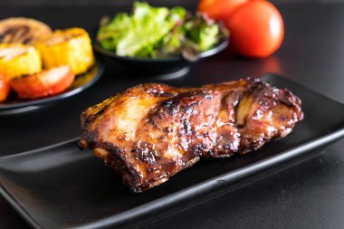 Izgara domuz pirzolası. 